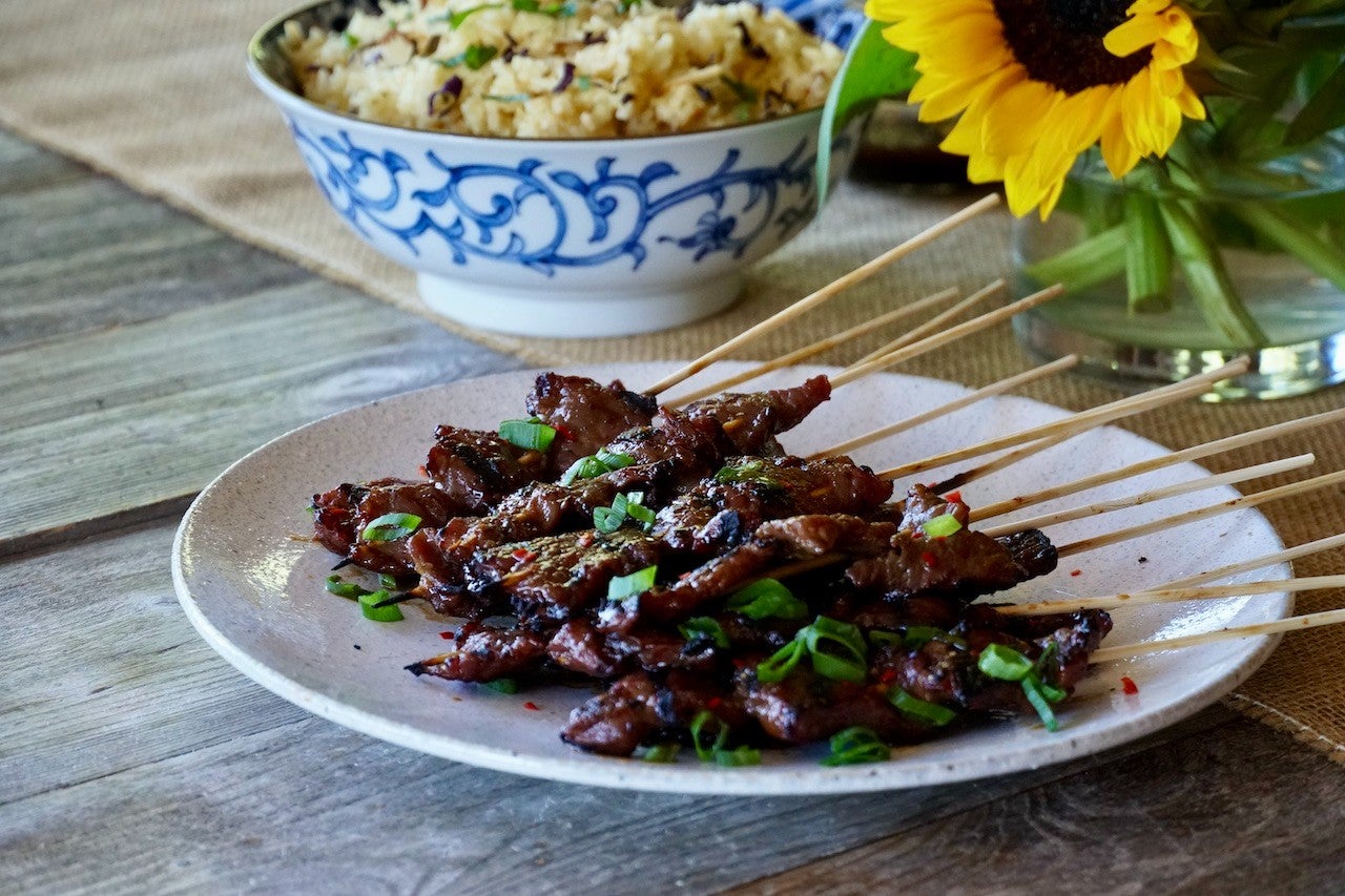 brochette de boeuf à l'haloumi façon satay avec riz et légumes